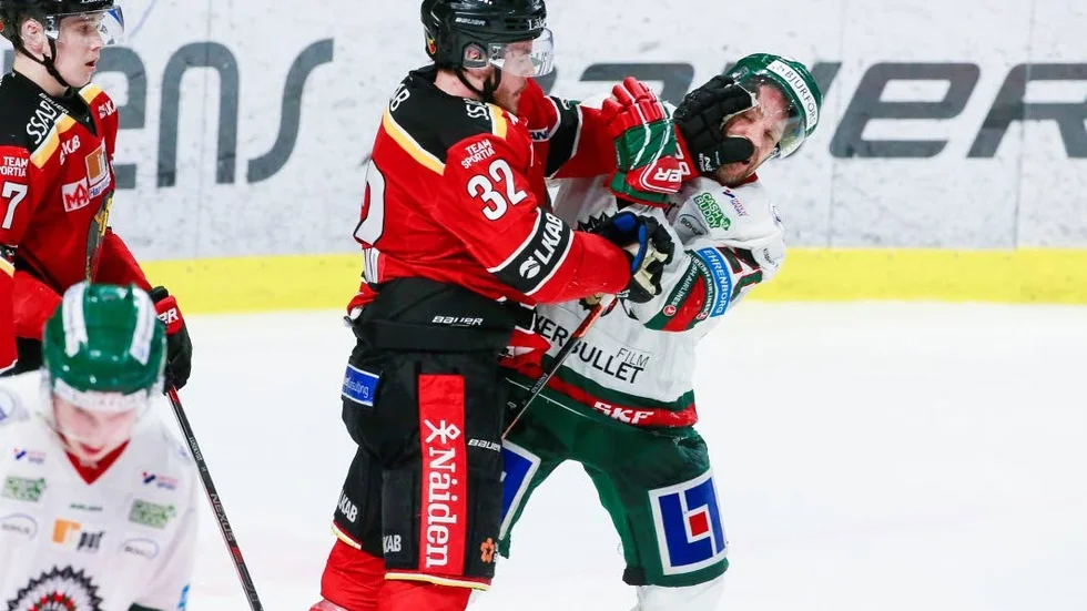 Oscar Engsund tillrättavisar Frölundas Joel Lundqvist i den första semifinalen.