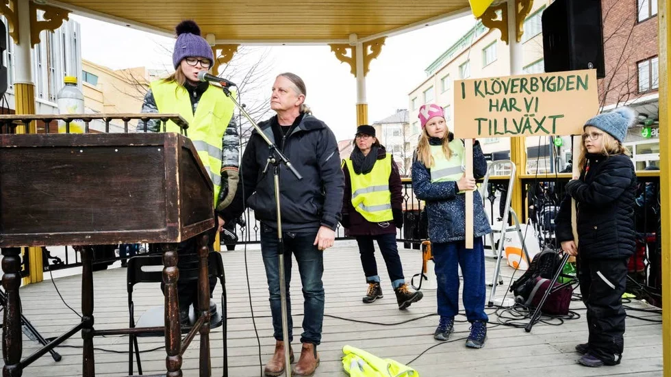 "Jag vill gå i en trygg skola", sa Hedda Semrén i ett kort och koncist tal. Hedda Semrén går själv i Vitåskolan och känner sig väldigt ledsen över beskedet om en hotande nedläggning.
