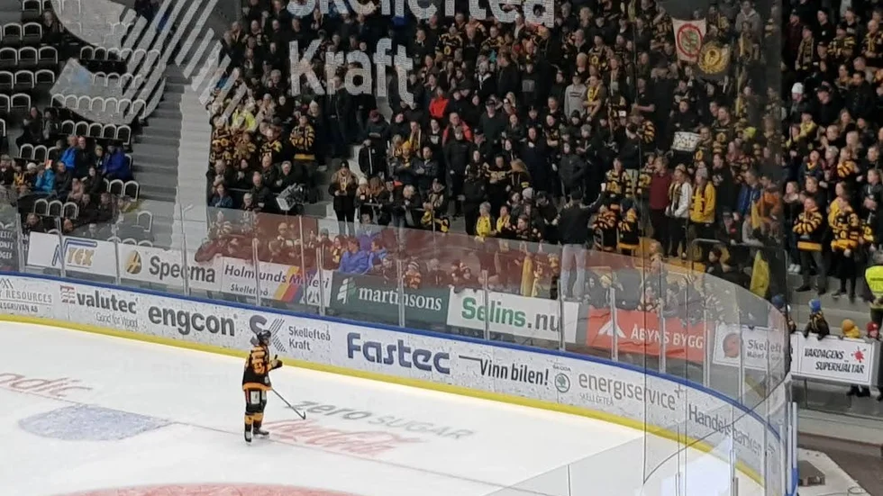 Här eldar Skellefteå AIK:s Jonathan Pudas på hemmaklacken  inför norrderbyt mot Luleå Hockey.
