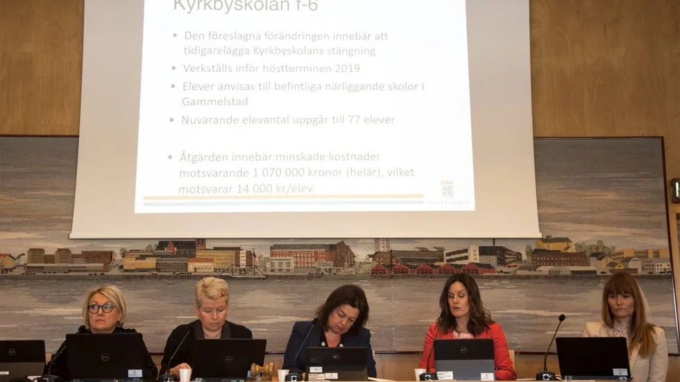 Vid en presskonferens i kommunhuset presenterades skolnedläggningarna. Från vänster Britt-Marie Ejnestrand, it- och administrationsansvarig, Annica Backman, förskolechef, Maarit Enbuske, skolchef, Louice Stridsman, grundskolechef och Helena Bergström, ekonomi- och HR-ansvarig.