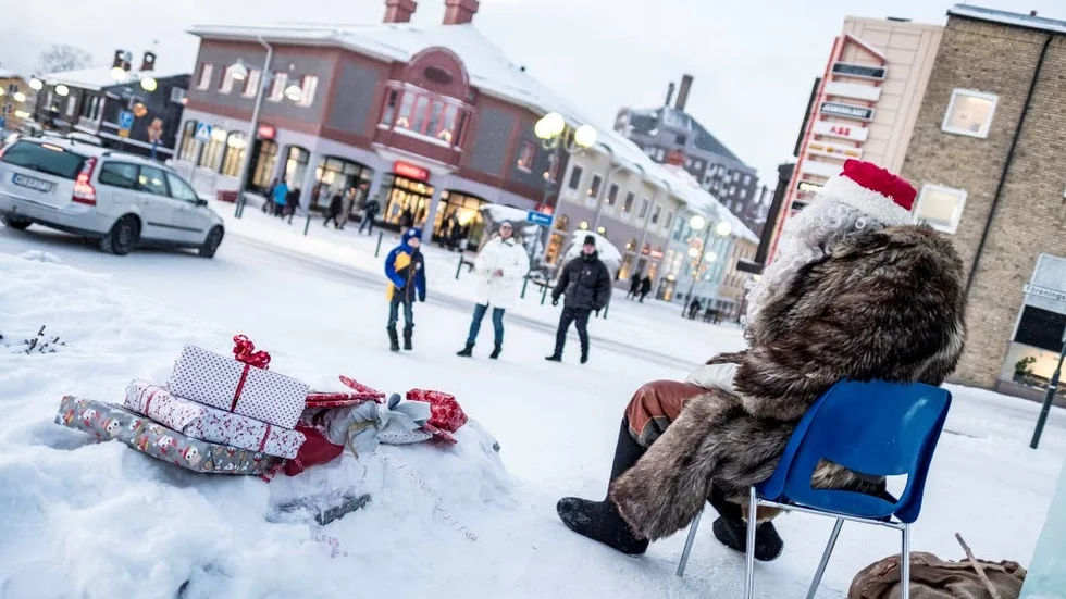 Under de ljusa timmarna satt tomten och delade ut klappar och kramar till alla som ville.