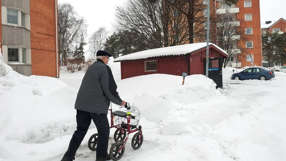 Trots att Lulebo sett till att trottoaren ska röjas har det slarvats och en vall blir ett hinder för 92-årige Lars Hult med rullator.