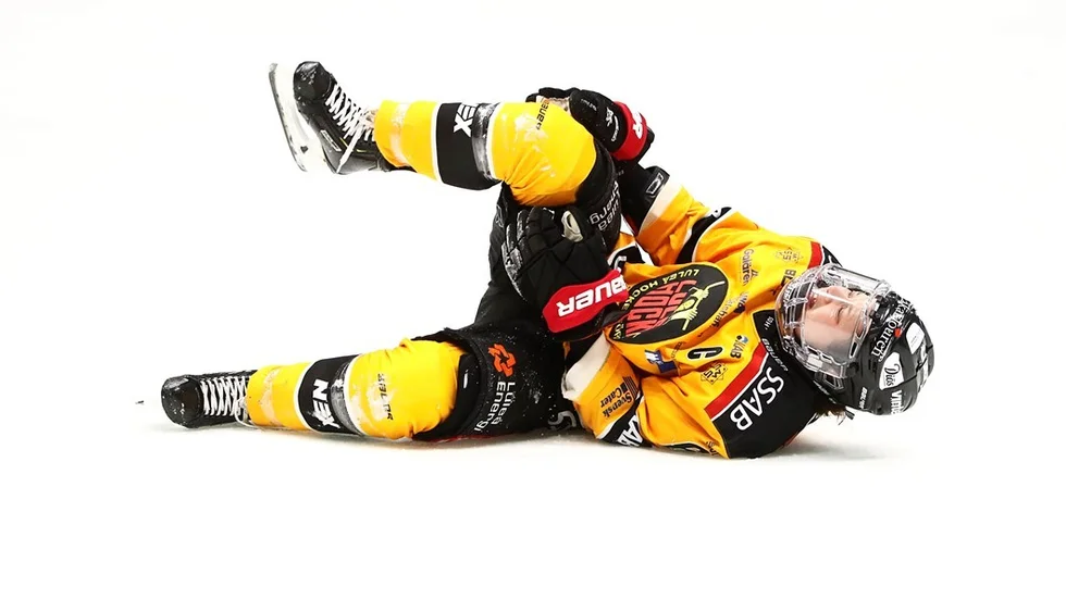 LINKÖPING 20190316 
Luleås lagkapten Jenni Hiirikoski skadades i en kollision, under lördagens ishockeymatch i SDHL final 2 av 5 mellan Linköping HC och Luleå HF i Stångebro Ishall. 
Foto Stefan Jerrevång / TT kod 60160