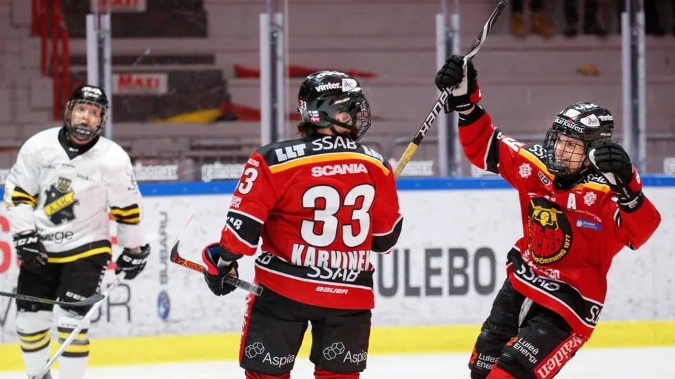 Emma Noridn stod för tre fullträffar när Luleå Hockey/MSSK vann första kvartsfinalmatchen mot AIK med 6–0.