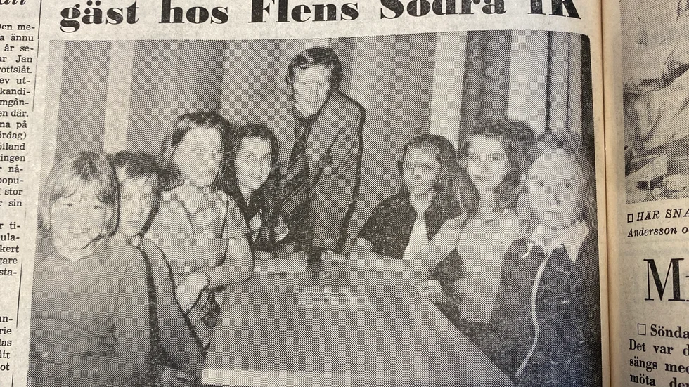 Katrineholms-Kurirens arkiv 9 april 1972. Några av Södrans fotbollsungdomar samlade tillsammans med torsdagskvällen populäre gäst, Björn Nordqvist. Från vänster Stefan Jonsson, Pekka Liljeblom, Mona Staaf, Ann-Britt Hellström, Mona-Lisa Hellström, Annika Fastlund, Ann-Marie Larsson.