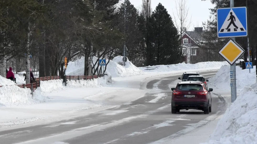 Det finns inget formellt hinder att anlägga övergångsställen på huvudleder. Så här ser det ut på Bergviken i Luleå.