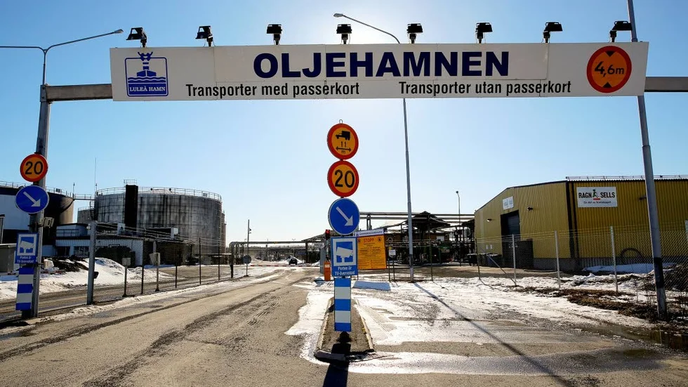 Drygt 20 kubikmeter olja läckte ut.