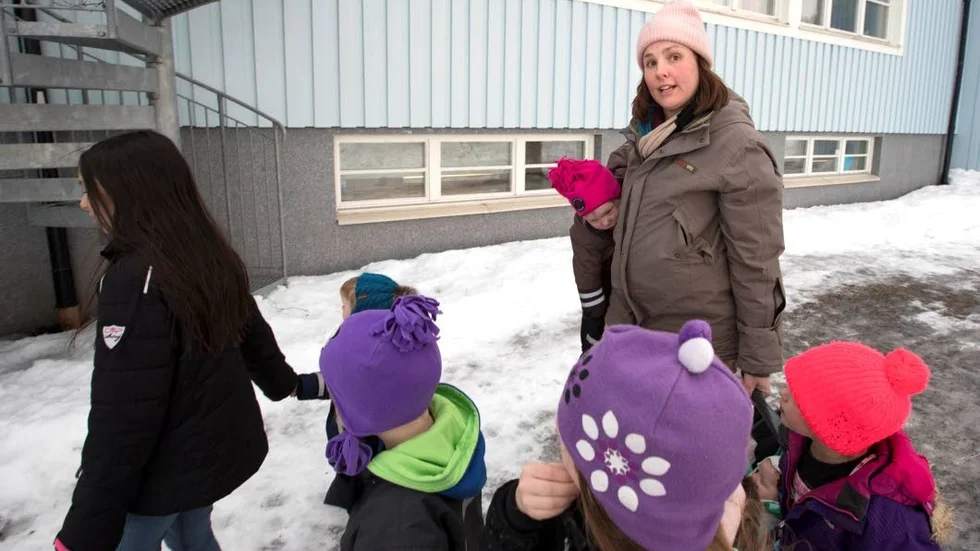 Den fina lilla byskolan i Vitå kommer, trots givna löften, att läggas ned. Besvikelsen är stor och många känner också ilska inför hur de nu behandlas. Magdalena Belhoucine och maken Peter Hauptmann har tillsammans nio barn där den äldsta är 14 år. Vitåskolans existens var viktig när paret valde att bosätta sig i Jämtön.