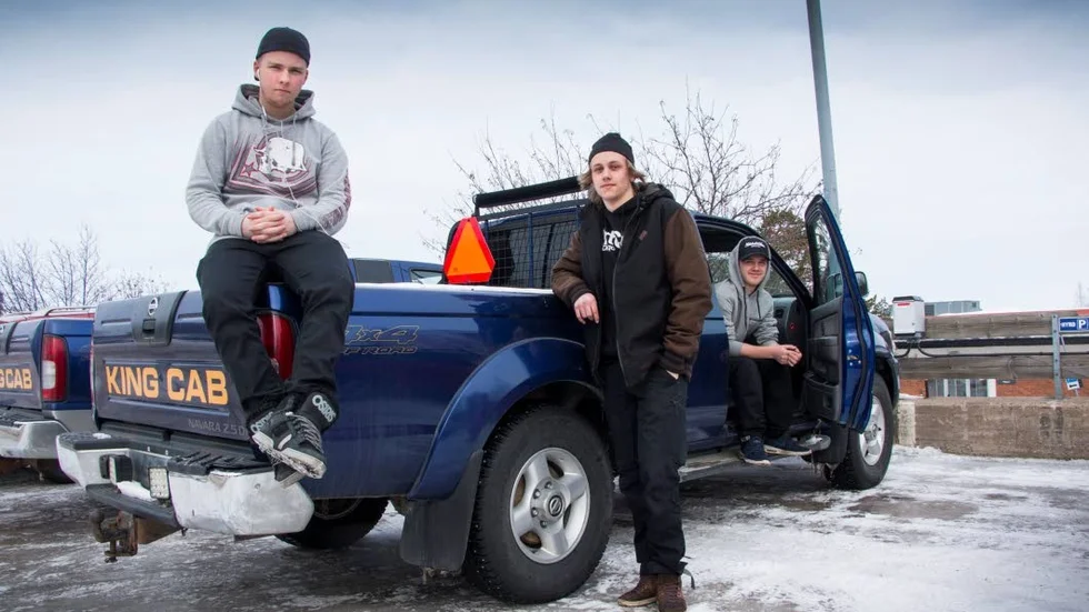 Magnus Johansson, Albin Olofsson och Melker Lundqvist har hängt på flugan med att köra A-traktor- en trend som växer i Piteå.
