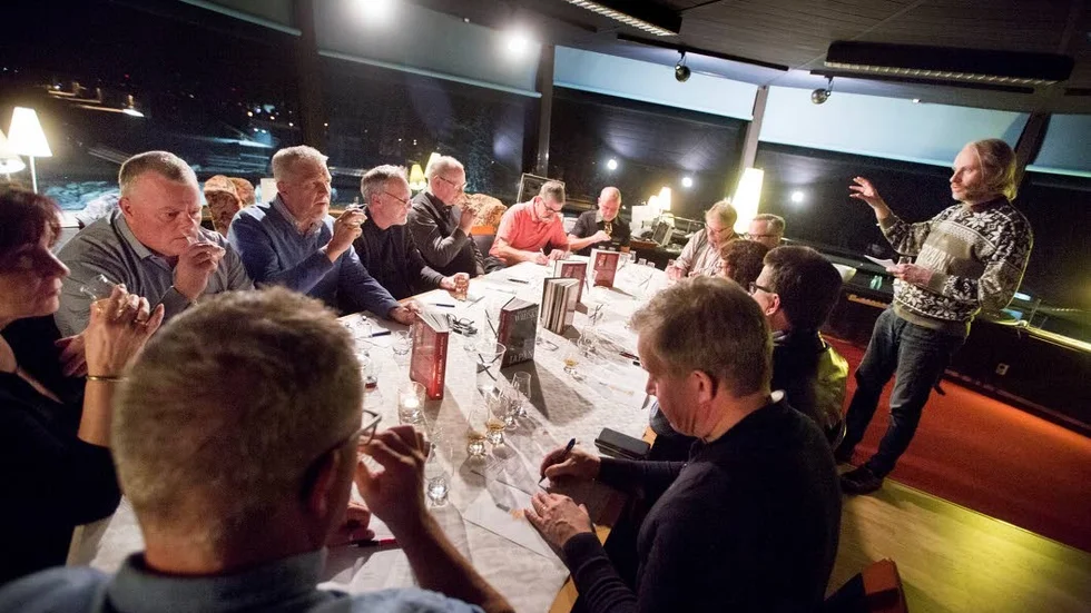 Henrik Aflodal presenterar topplistan från årets whisky-VM. ”Här har vi en god smak av fruktkola och en lätt läderton”, säger han när Dalwhinnie hällts upp i glasen.