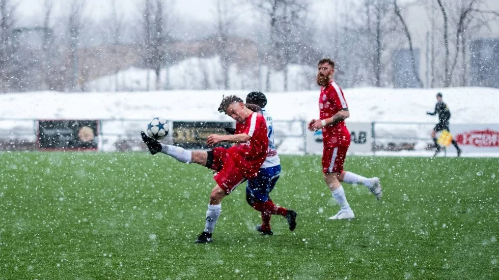 Mittbacken Kieren Conibear-Trathen (till höger) kan komma att lämna Kiruna FF.
