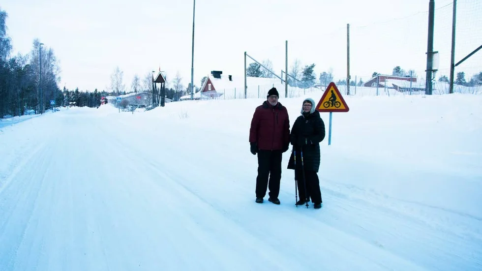 Kalle och Gunnel Carbin var ute och promenderade under fredagsförmiddagen.