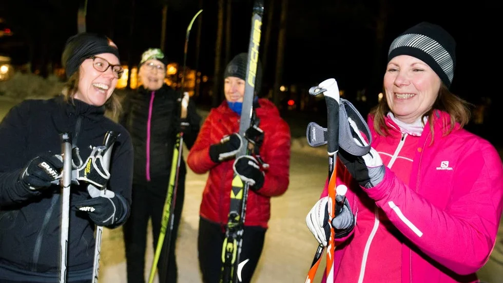 Annika Broström och Annelie Nilsson hör till alla skidentusiaster som gläds åt få ge sig ut i spåret.