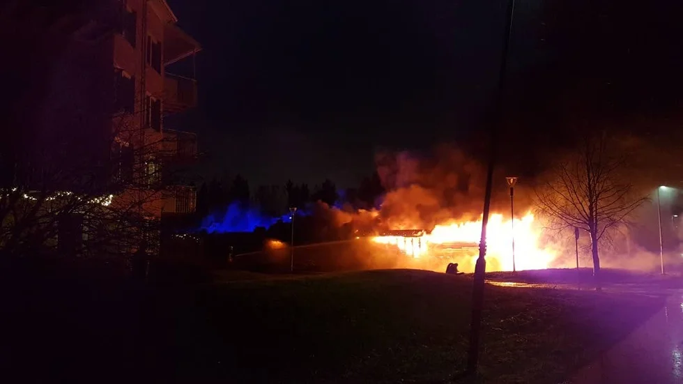 Här brinner garagelängan på Björkskatan, tidigt på måndagsmorgonen.