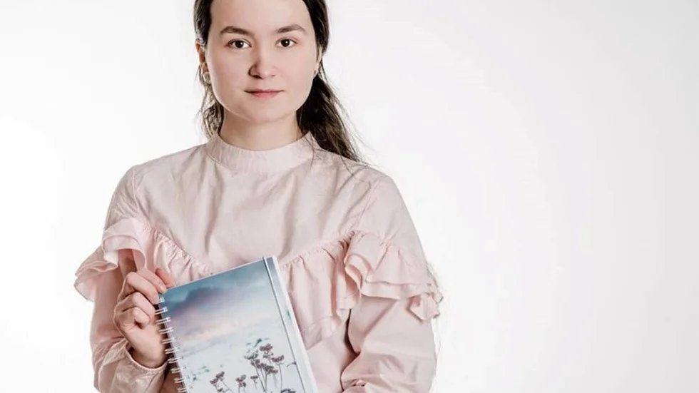 Sara-Elvira Kuhmunen med sin planeringskalender.