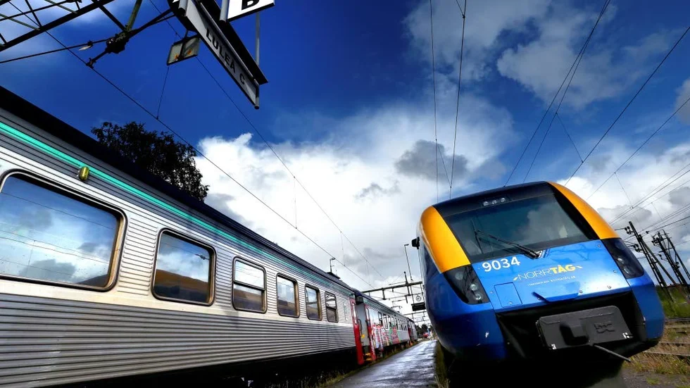 Tågresenärerna kommer att få byta till buss i Gällivare om de ska vidare till Kiruna. Orsaken är ett stillastående godståg på sträckan Gällivare-Kiruna.