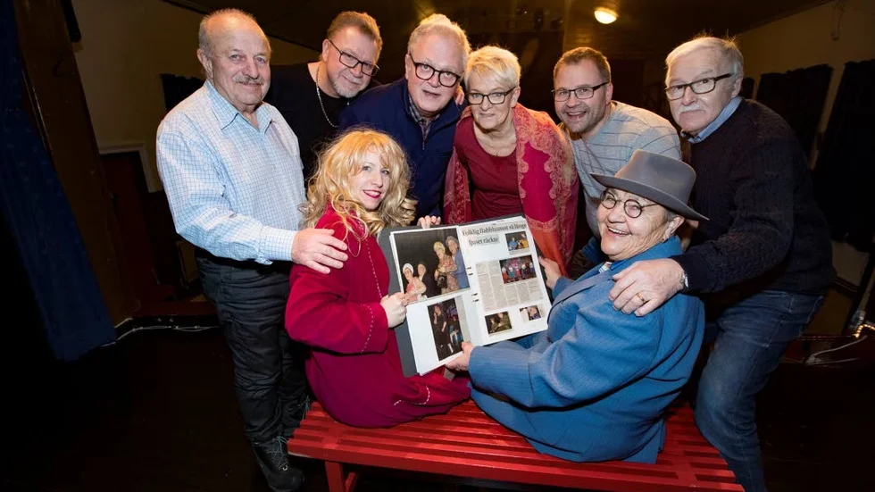 I år tar 25-årsjubilerande Kottarna i Bjurå sats och bjuder på en blandning av gammalt och nytt. Uppe från vänster: Sven-Bertil Nilsson, Tommy Skarpsvärd, Yngve Johansson, Birger Nilsson, Alf Lundqvist och Birger Wennström. Sittande från vänster: Linda Strand Andersson och Gudrun Wennström. Magnus Andersson saknas på bilden.