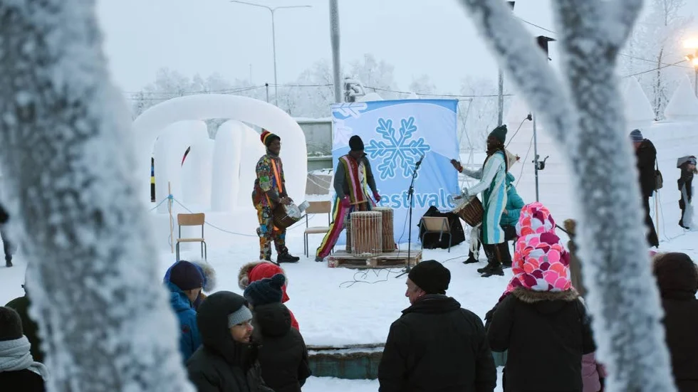 Innan priscermonin i snöskulpturtävlingen bjöds det på Senegalesisk snöshow med dans och musik.