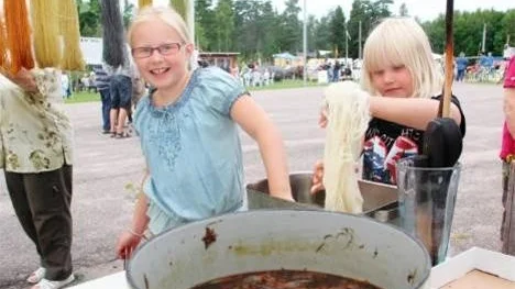 Emilia Martinelle Anderman och Clara Anderman färgar garn.
