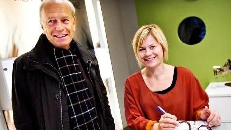 Batteribyte. Camilla Easby på urmakaren Sekund tar emot Ove Sjöbergs klocka som behöver nytt batteri. Guldklockan använder han till fest.