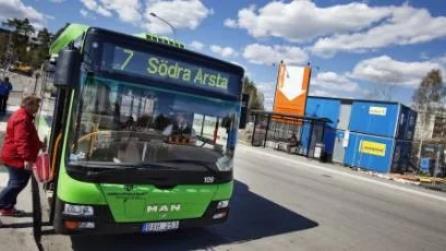 Bussen vänder just ni vid Gottsunda centrum.