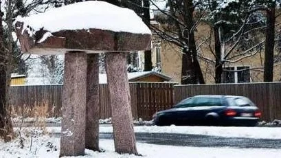 Konstverket Stendösen vid infarten till Trädgårdstaden Uppsala.