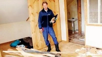 Hyresgästen Åke Fredriksson betraktar den oavslutade renoveringen.