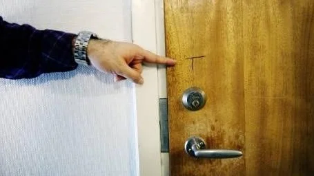 Dörrarna till rummen som länsats hade tjuvarna markerat med ett T.