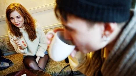 Högstadieelever om kamrateffekten. Mira Lewis och Vilhelm Simoni på kafe Storken.