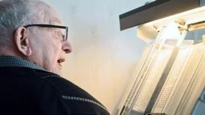 Erik Sjögren saknar en arm och är förlamad i den andra. Hela livet har han läst mycket och numera är det i princip det enda han gör när han är vaken. Men det riskerar att bli stopp för det då politiker planerar att stoppa bokleveransern.