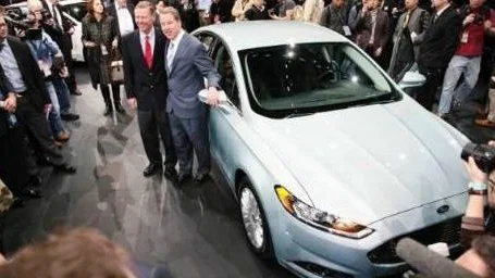 Vill du veta hur nästa Ford Mondeo kommer att se ut - titta på nya Ford Fusion. Fords vd Allan Mulally (t.v) och Bill Ford (t.h), barnbarn till grundaren Henry Ford, bekräftade vid mötet med pressen att bilen ska heta Mondeo i Europa.