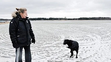 Lisa Waern på en av Holmsta gårds åkrar.