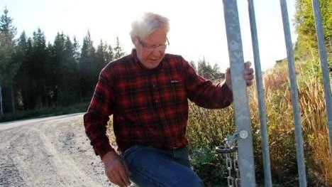 Bengt Bylund har länge försökt få närboende och förbipasserande att stänga grinden vid väg 292 mellan Harg och Gimo.