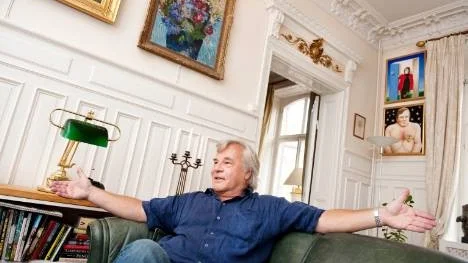 Författaren Jan Guillou i sitt hem i Stockholm.