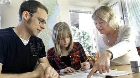 Daniel Björkmyr med dottern Rebecka och läraren Agneta Lindh Wennerfjord.