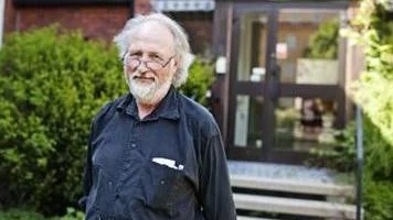 Hambergs fisk startar en ny verksamhet med namnet Hambergs fest på Tegnergatan 8. Krögaren Jan-Christer Hamberg utanför ingången till festlokalen där de ännu inte hunnit få upp någon skylt.