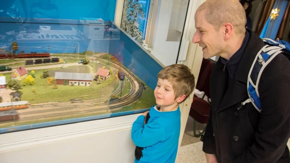 Joel Kjellgren besökte Tågmarknaden med sonen Dylan, 6 år, som var mycket fascinerad av malmvagnarna längs en av modelljärnvägarna. "Vi funderar på att bygga en modelljärnväg hemma, men det gäller att få plats med den också", säger Joel.