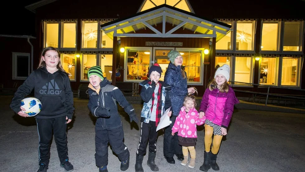 "Det känns bättre när man inte är så många och att man känner alla, säger nioårige Carl Boman. Här i sällskap med några andra av skolan/förskolans barn: Olle Sandqvist, Gustav Boman, Juni Sandqvist, Sally Boman med storasyster Alice.