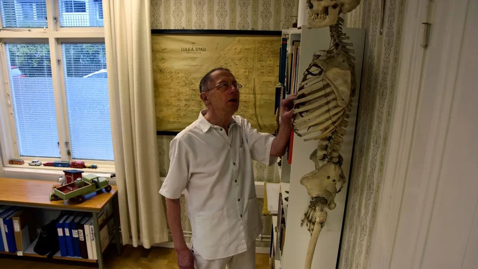 Doktor Leo Hassler, 79,  slutar sin långa karriär vid årsskiftet. Det mänskliga skelettet som hänger på hans mottagning blir därmed arbetslöst.