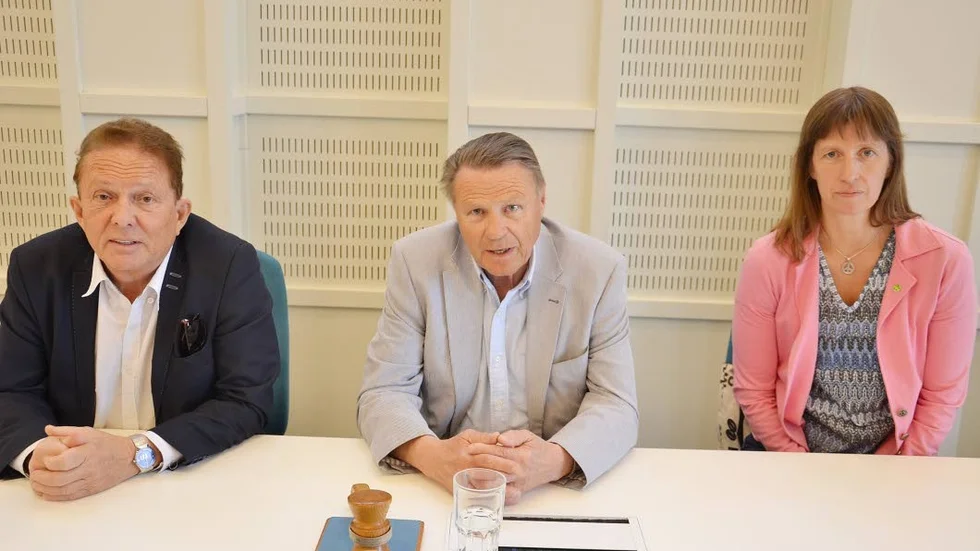Kenneth Backgård (NS), kommunalrådet Inge Andersson, oberoende, och Catarina Ask (MP) medverkade under presskonferensen. Otroligt positivt, tyckte trion om fastighetsaffären.