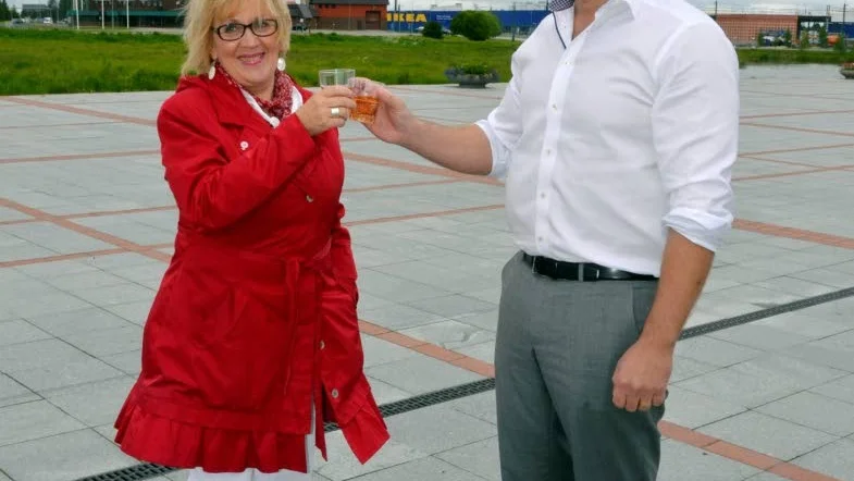 Idel glada miner och bubbel mellan Gunnel Simu och Mikael Fahlander när avtalet skrevs under 2013.