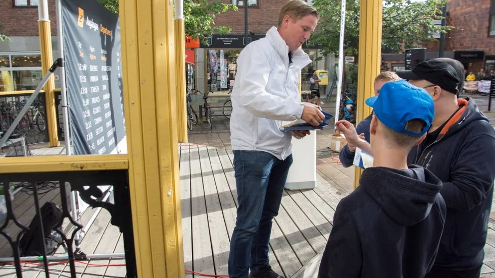 Jeff Ahl, avhoppad SD:are, delade ut valsedlar till nynazister med flera nyfikna Luleåbor.