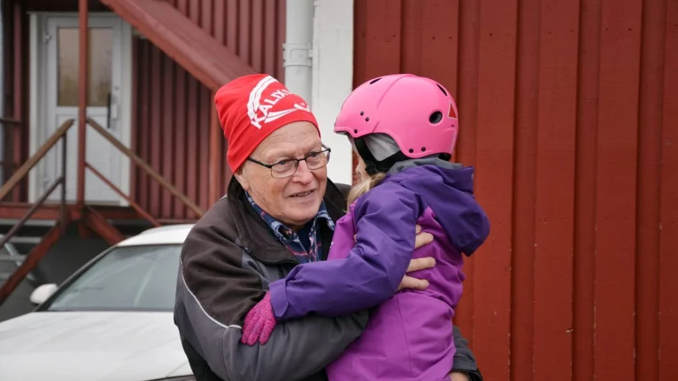 Leif Lindbäck fick bära barnen som inte hade några skridskoskydd.