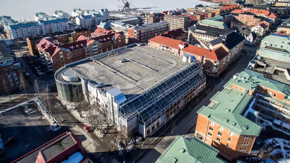 Här är en flygbild över parkeringshuset Karpen som en gång röstades fram till Luleås fulaste hus.