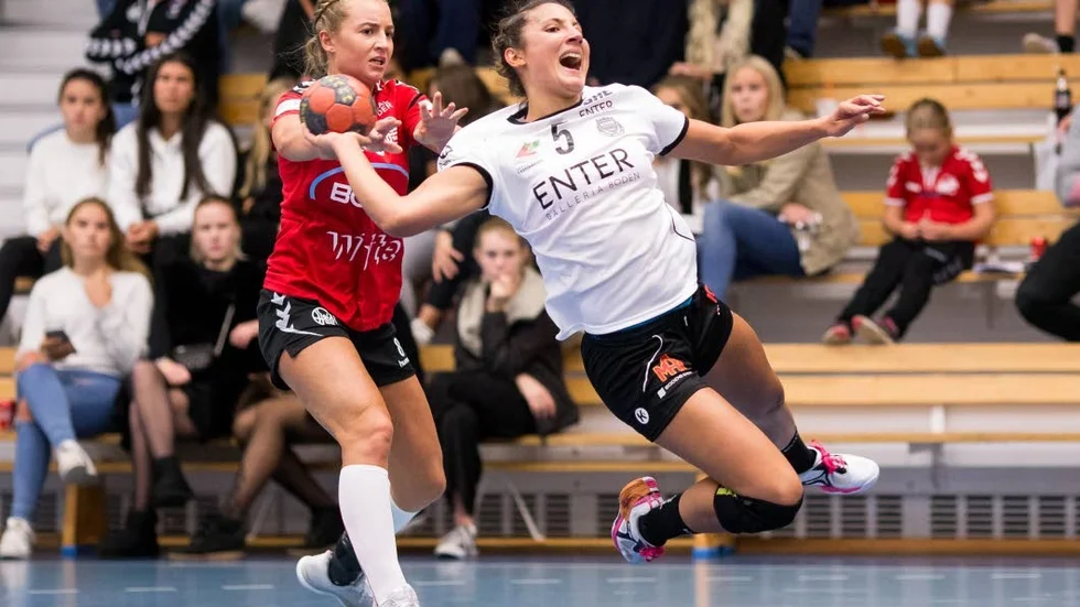 Julie Soulard stegar förbi Heids Kristina Zubonja