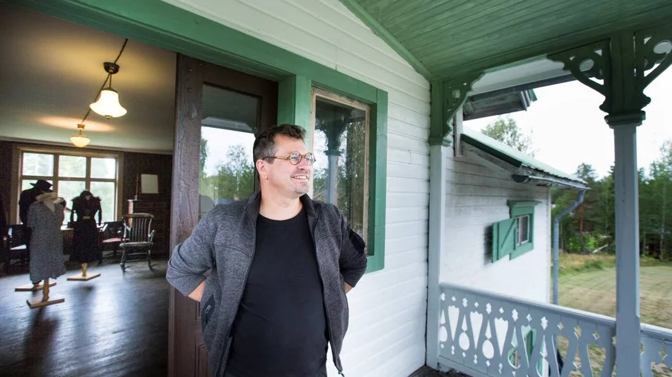 Länsantikvarien har gått igenom huset och lämnat detaljerade instruktioner över vad som är värt att bevara i huset. "Det har varit en ovärderlig hjälp för oss. Vi vill gå varsamt fram och bevara så mycket som möjligt", berättar Mogens Amstrup Jacobsen.