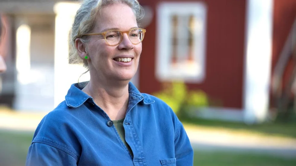 Länsslöjdskonsulenten Pia Jägstrand tycker det är viktigt att unga människor får upptäcka hur det är att arbeta med slöjd.