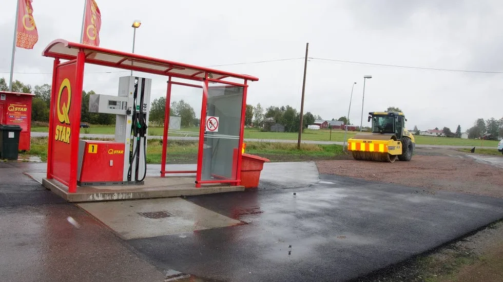 Här vid macken i Unbyn skedde ett utsläpp för en tid sedan. Inte ens utredningen kan slå fast när utsläppet skedde och vilka mängder som ska kan ha läckt ut.