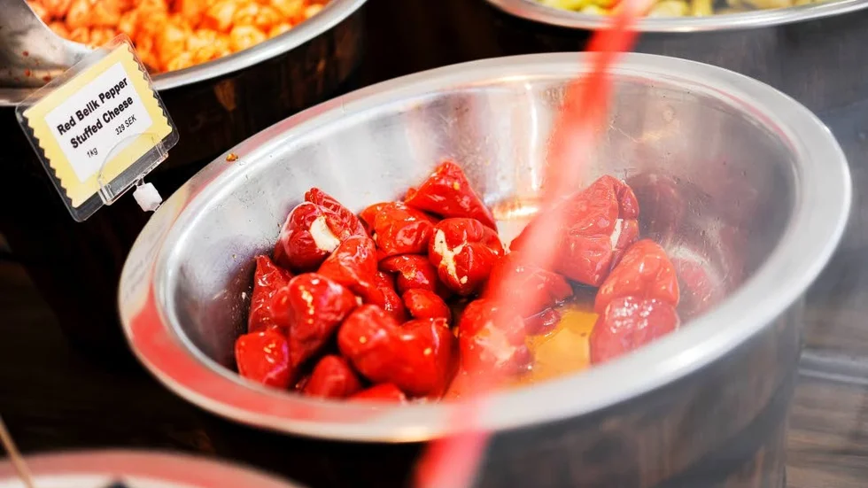 Johan Forsberg har köpt Red belik pepper stuffed cheese av Peter Waruneu. Så nu vet han vad han ska äta i kväll.
