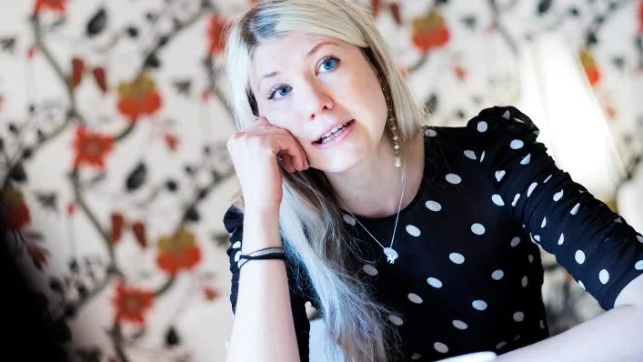 "Jag tycker om att skriva. Egentligen tänkter jag i bland att det är det som jag borde ägna mig åt. Jag har aldrig varit en teaterapa utan skulle kunna tänka mig att skriva för någon annan komiker", berättar Sandra Ilar.